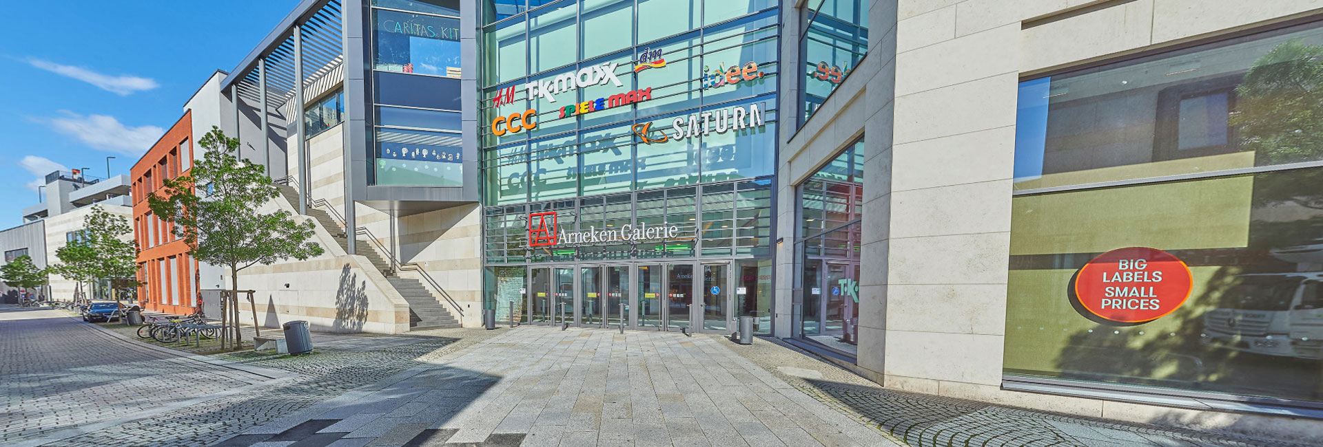 Vor dem Eingang der Arneken Galerie